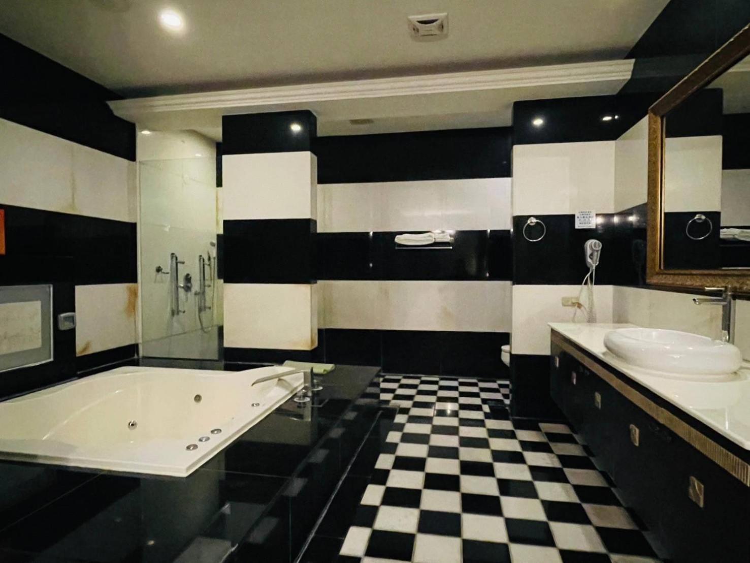 Royal Garden Motel - Chiayi Branch Extérieur photo