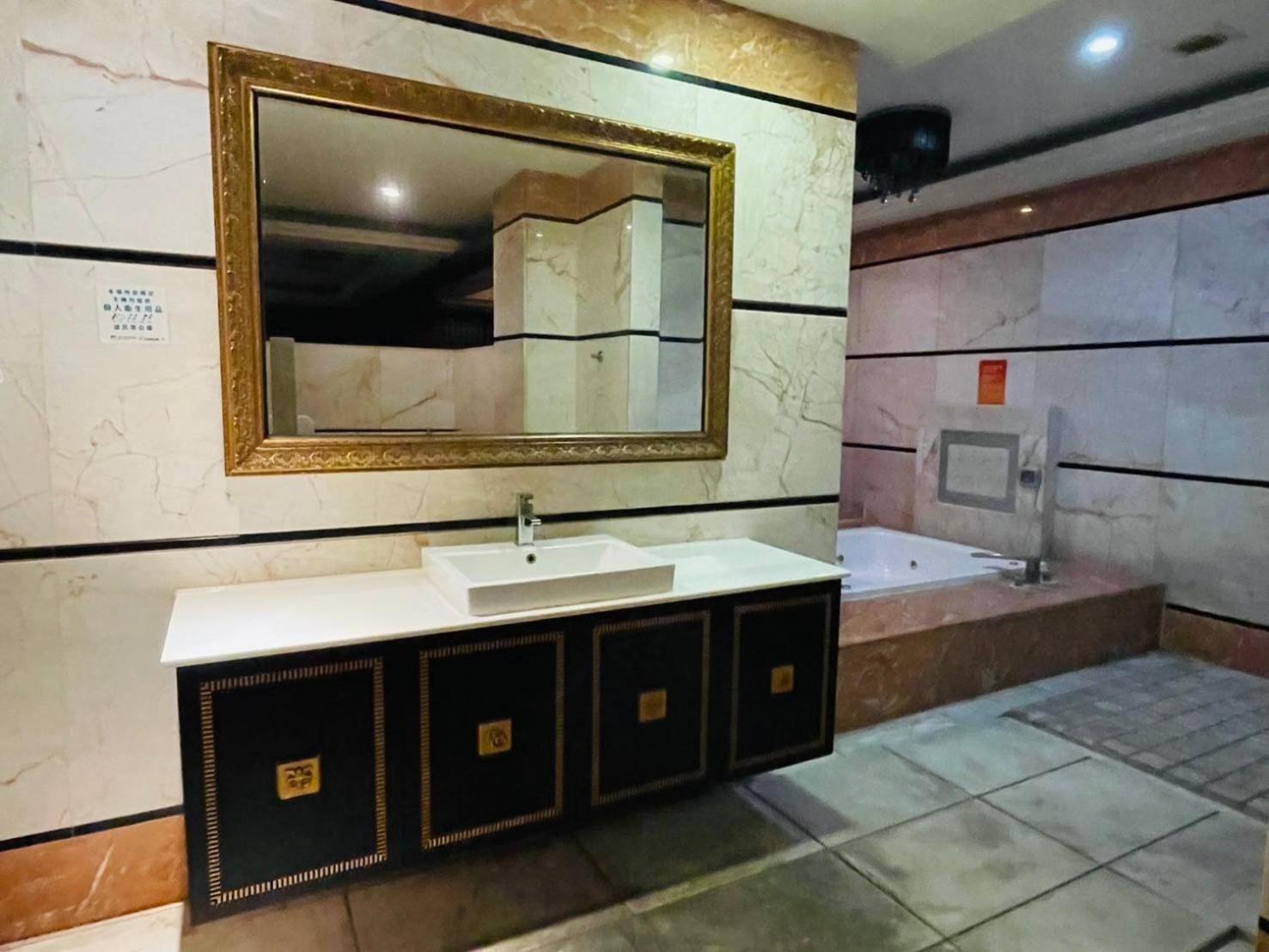 Royal Garden Motel - Chiayi Branch Extérieur photo