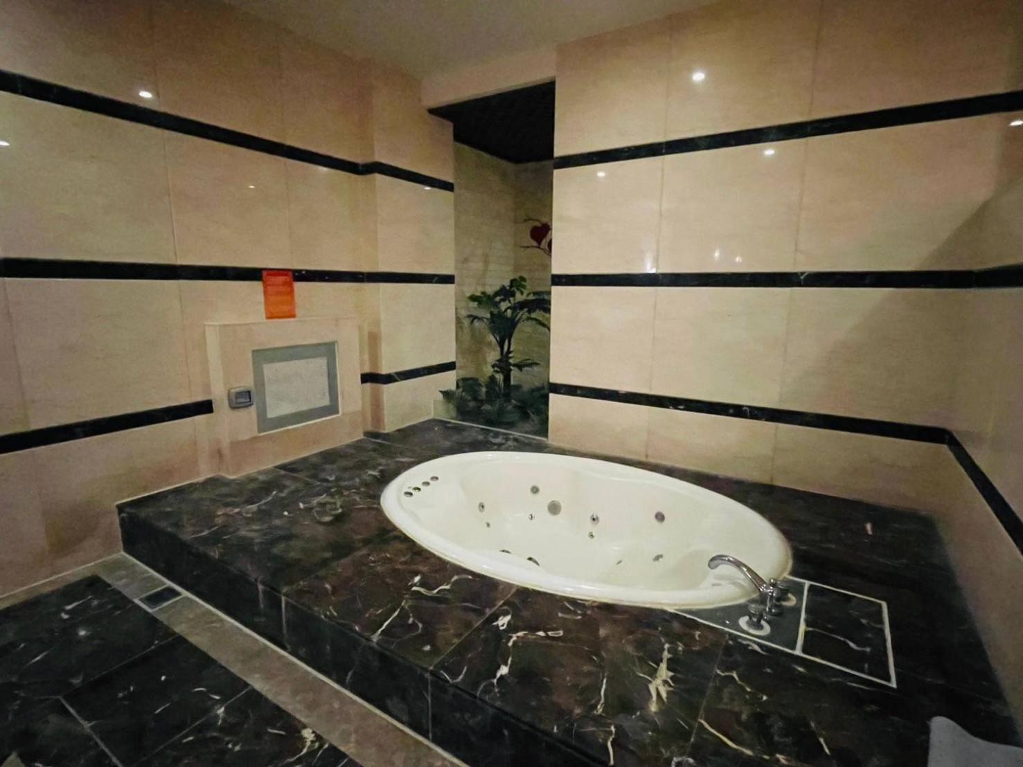 Royal Garden Motel - Chiayi Branch Extérieur photo